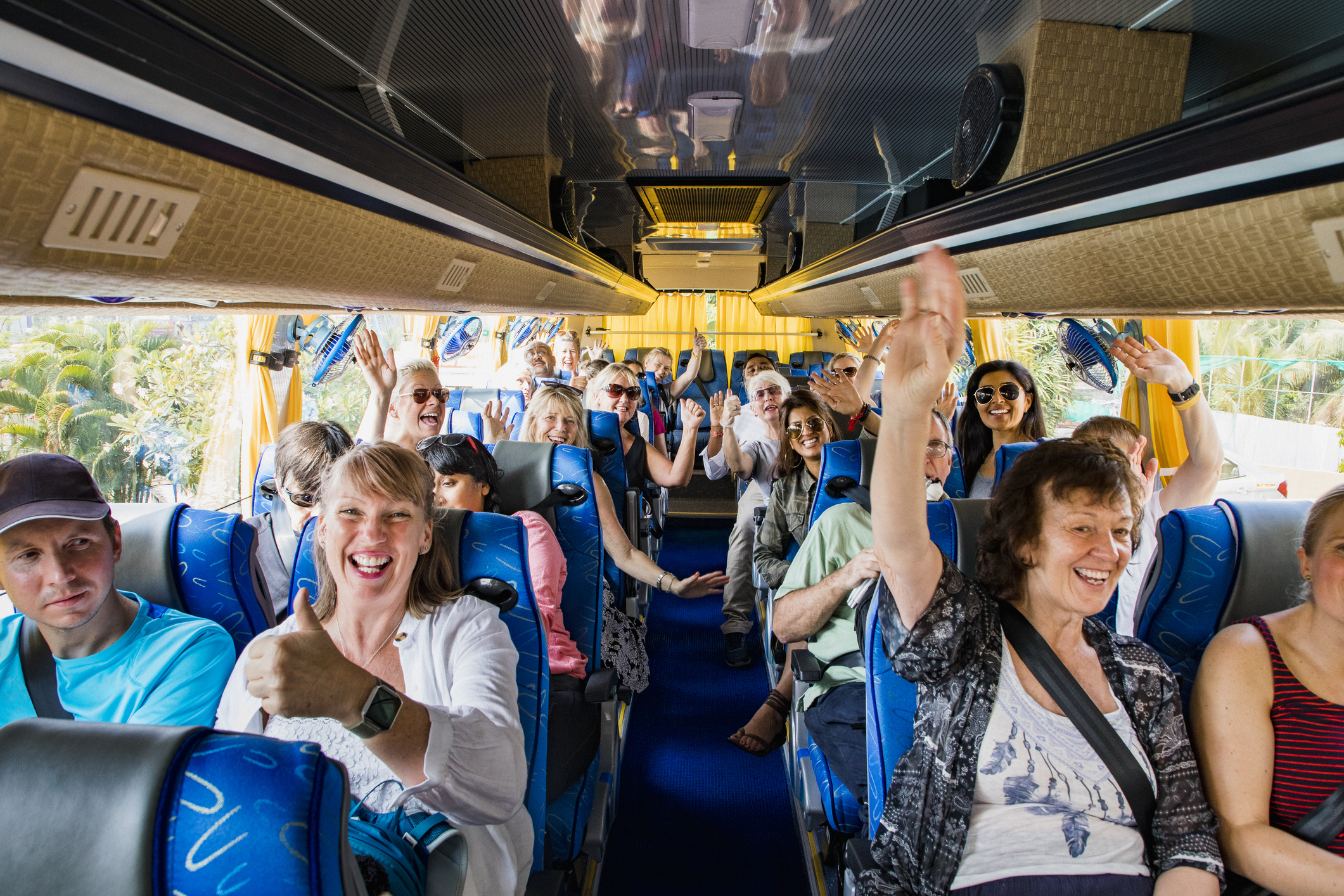 En stor og glad gruppe sidder i bus fra Holstebro Turistbusser