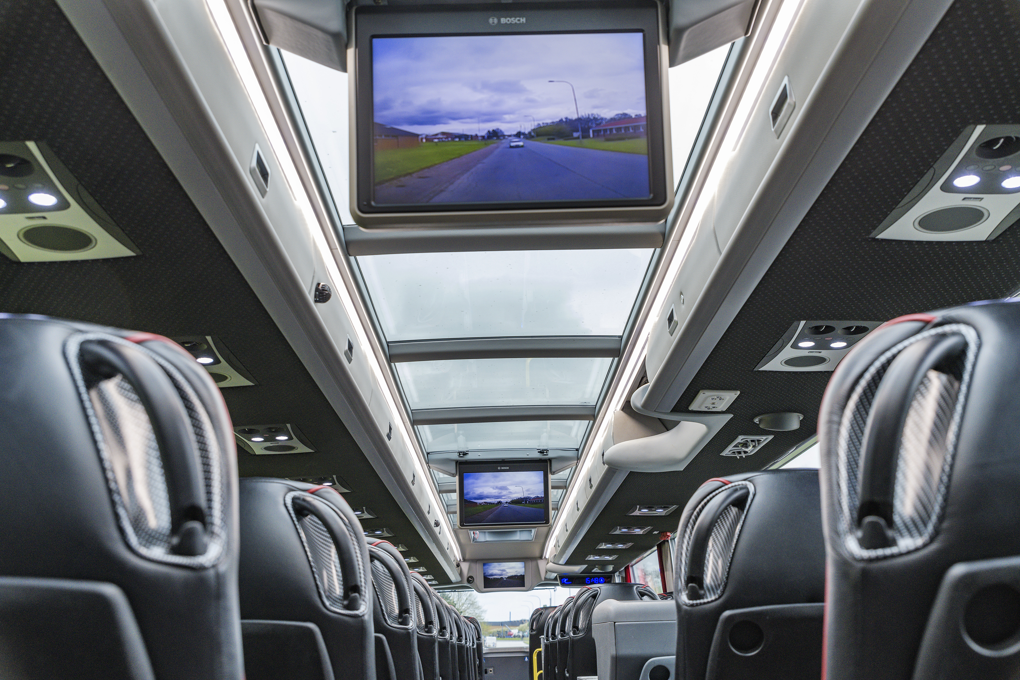 Holstebro Turistbus set indefra med skærm og sæder